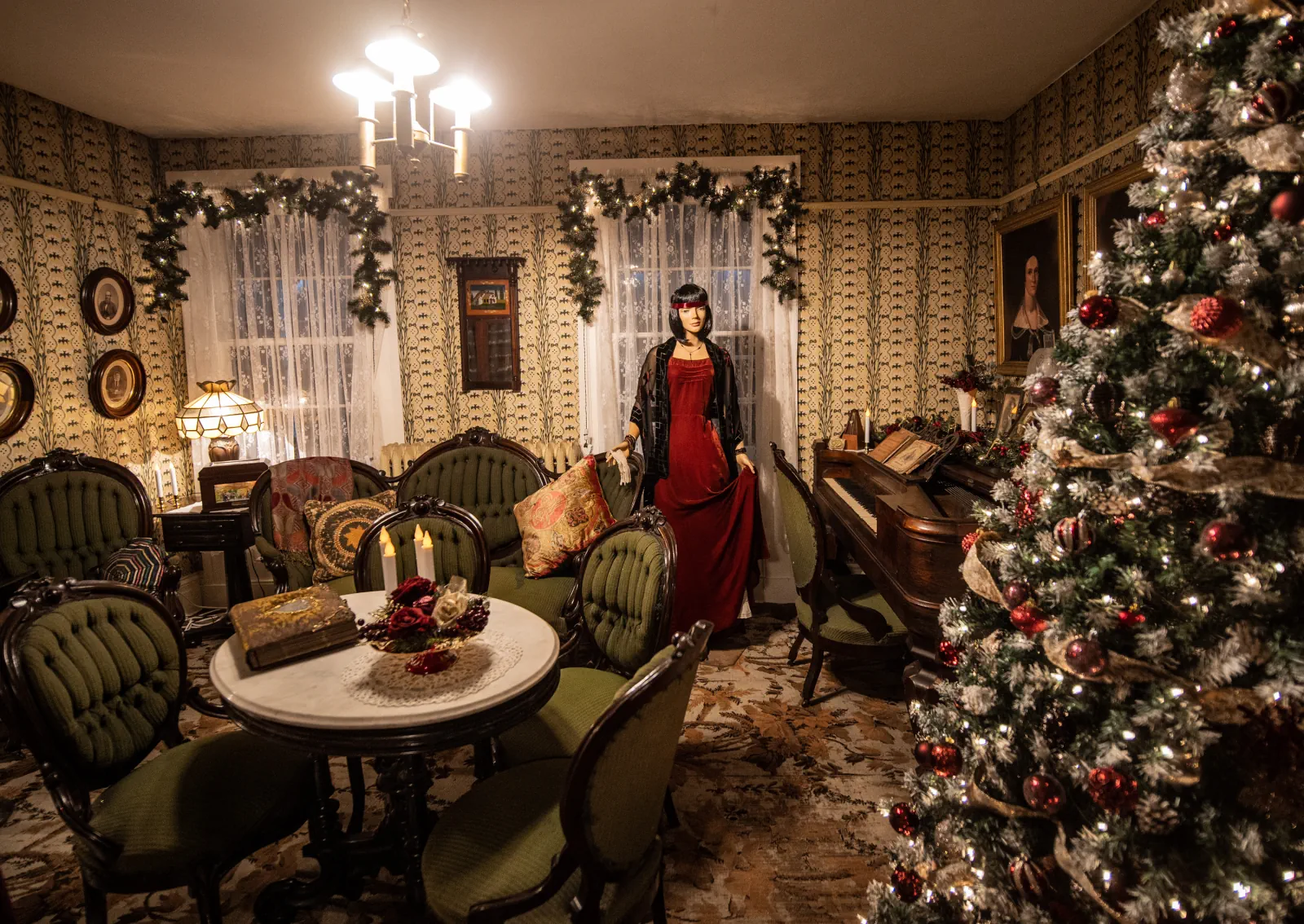 Boothe Homestead parlor decorated for Christmas
